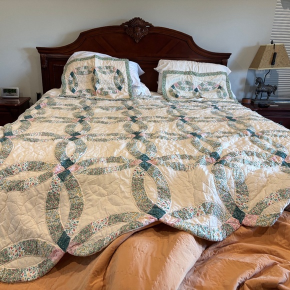 Wedding ring quilt - Picture 1 of 3